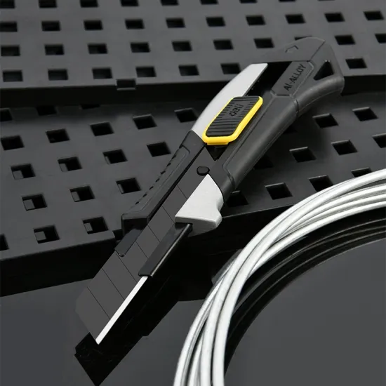 Skalpel Alu gumirani 18mm DELI EDL4256